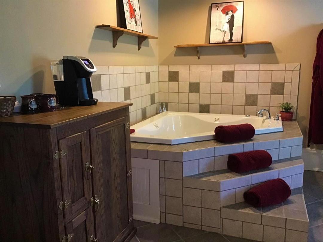 Plain & Fancy Bed & Breakfast Ironton Экстерьер фото